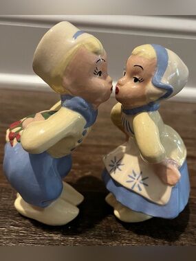 Vintage Hand Painted Dutch Kissing Couple Boy And Girl German FLAW IN LAST PIC